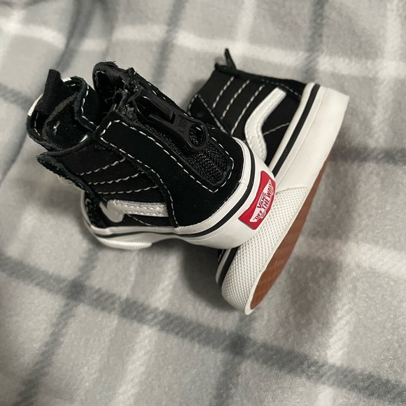 Vans - Picture 3 of 5
